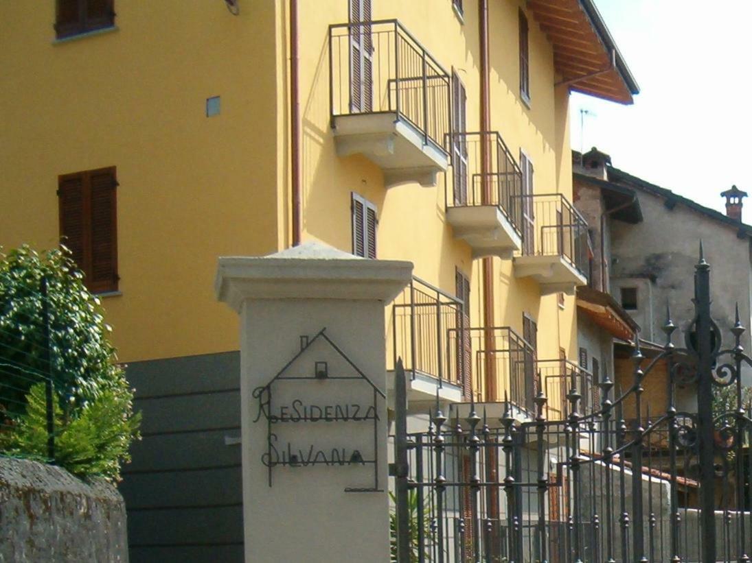 Red Apartment - Residenza Silvana فيربانيا المظهر الخارجي الصورة